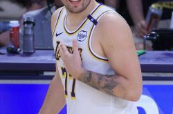 东契奇惊艳全场，官方宣布新规助攻爆棚，掀起高潮逆转取胜！