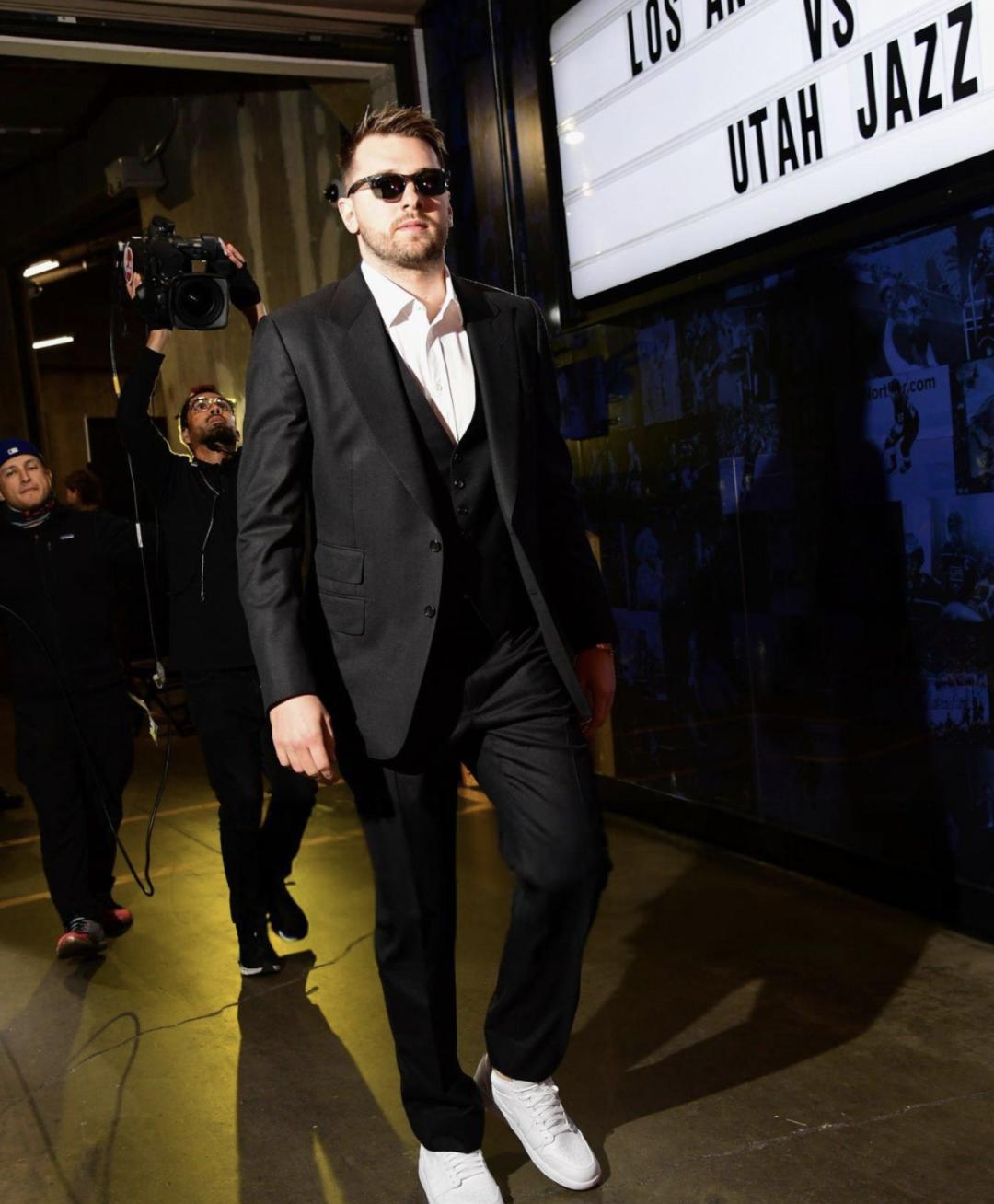 东契奇惊艳全场,官方宣布新规助攻爆棚,掀起高潮逆转取胜! 东契奇惊艳全场,官方宣布新规助攻爆棚,掀起高潮逆转取胜!